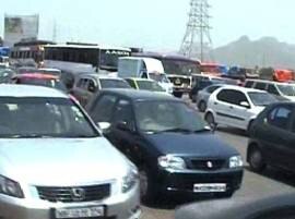 Traffic Jam Near Vashi And Kharghar Toll Naka वाशी, खारघर टोलनाक्याजवळ ट्रॅफिक जाम, वाहनांच्या लांबच लांब रांगा
