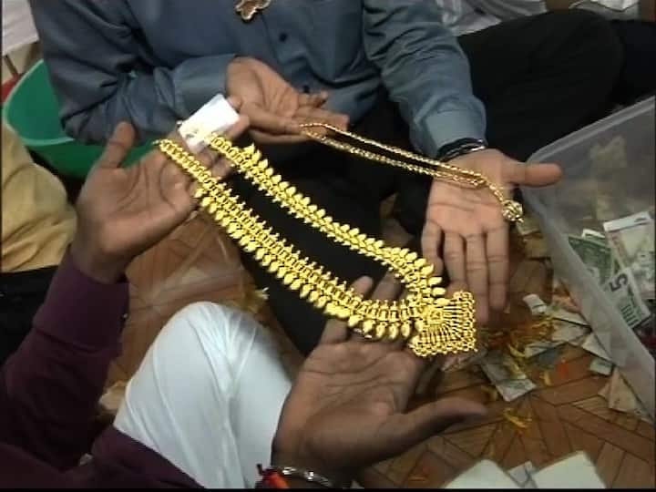 बाप्पांचे चरण, हार, मुकूट, उंदीर, बजरंगी भाईजानची सोनसाखळी असे विविध दागदागिने अर्पण करण्यात आले आहेत. 