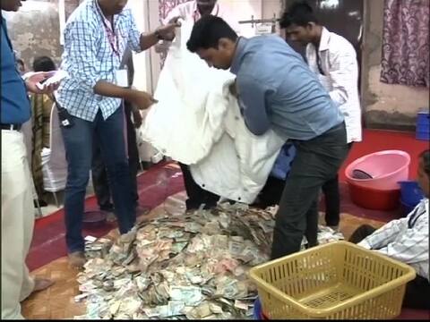 लालबागच्या चरणी सोन्या-चांदीचा ढीग, पोती भरुन पैसे लालबागच्या चरणी सोन्या-चांदीचा ढीग, पोती भरुन पैसे