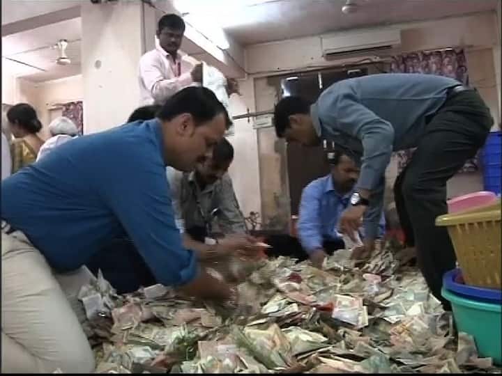 केवळ देशी चलनच नाही तर परकीय चलन, सोने-चांदीच्या भेटवस्तूही बाप्पाच्या चरणी अर्पण करण्यात आल्या आहेत.