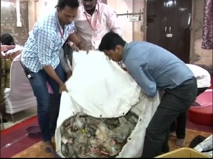 इतकंच नाही तर तब्बल 99 लाख रुपयांचं 3 किलो 200 ग्राम सोनं आणि 23 लाखाची 48 किलो चांदी हुंडीत दानरुपी जमा झाली आहे. 