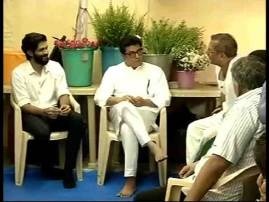 Raj Thackeray Visited Ganpati Bappa At Nana Patekars Home नाना पाटेकरांच्या बाप्पाच्या दर्शनाला राज ठाकरे सहकुटुंब
