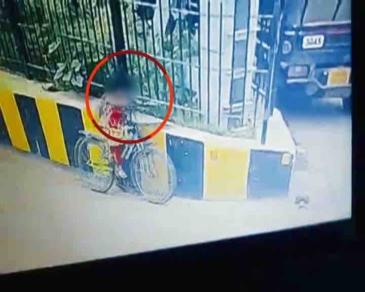 मुलीचा चेहरा कपड्याने झाकून मुलाने सायकलवरुन पळ काढला.