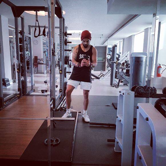 फिटनेससाठी जिममध्ये तो बराच घाम गाळतो. 