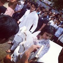 अभिनेत्री मौनी रॉय लालबाग राजाच्या चरणी! 