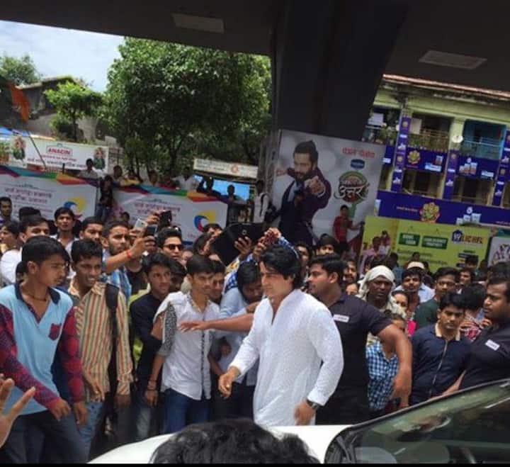 अभिनेत्री मौनी रॉय लालबागच्या चरणी! 