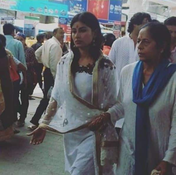 अभिनेत्री मौनी रॉय लालबागच्या चरणी! 