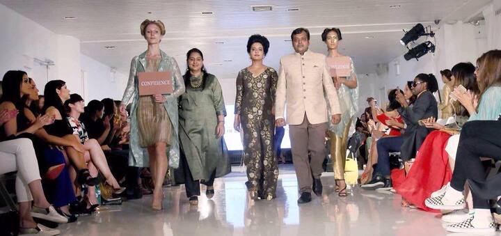 पुण्यातील चासा फॅशन इन्स्टिट्यूटच्या विद्यार्थ्यांनी तयार केलेल्या हँडलूमच्या वस्त्राच्या शोच्यावेळी शो-स्टॉपर म्हणून त्या रॅम्पवर उतरल्या.