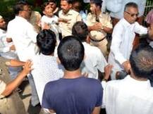 धुळ्यात काँग्रेस प्रदेशाध्यक्षांसमोरच कार्यकर्ते एकमेकात भिडले