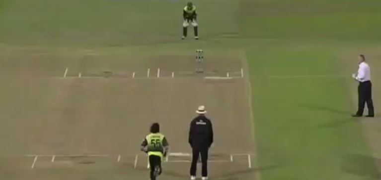 त्यावेळच्या टी-20 नियमानुसार, सामना बॉलआऊटमध्ये पोहचला. ज्यामध्ये दोन्ही संघांना तीन-तीन चेंडू स्टम्पवर मारायचे होते. ही या सामन्यातील अत्यंत रोमांचक वेळ होती. 