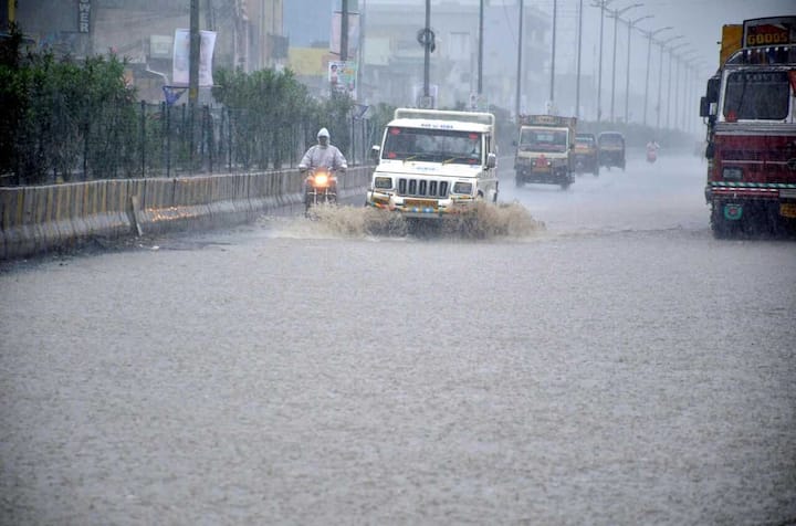  लातूर, उस्मानाबाद, परभणी, नांदेड या जिल्ह्यांमध्ये पावसाचं पुनरागमन झालं आहे. रात्री 11 वाजल्यापासून पावसाच्या धारा सुरु आहेत. काही ठिकाणी सकाळी मध्यम स्वरुपाचा पाऊस पाहायला मिळाला. 