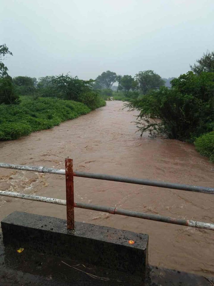 उस्मानाबादेत 72 तासात तब्बल 85 मिमी पावसाची नोंद करण्यात आला आहे. आज पहाटे मुसळधार पावसाला सुरुवात झाली. काल पहाटेपासून पडत असलेल्या पावसाने दुपारी विश्रांती घेतली होती. रात्री उशीरा रिमझिम पावसाला सुरुवाता झाली. त्यानंतर आज पहाटे पाच वाजेपासून मात्र मुसळधार पाऊस बरसत आहे. 