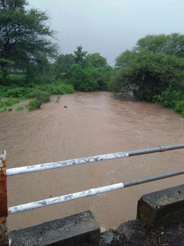 रात्री 2 वाजेपासून जोरदार पावसाच्या सरी बरसत आहेत. तसेच तुळजापूरमध्ये देखील पावसानं हजेरी लावली आहे.