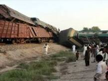 पॅसेंजर ट्रेन मालगाडीवर धडकून 5 जणांचा मृत्यू, 100 जखमी