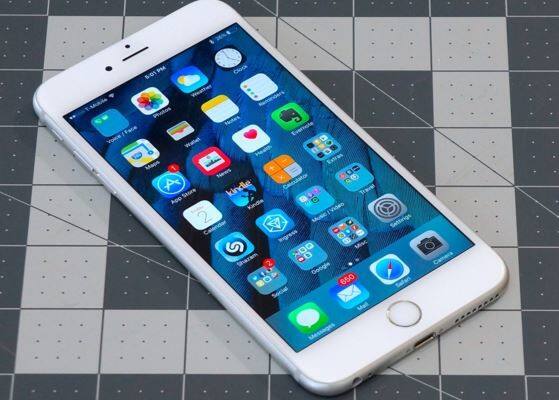 अॅपलचा 4 इंच iPhone SE हा या वर्षीच्या सुरुवातीलाच लाँच झाला होता. या फोनच्या किमतीतही कपात करण्यात आली होती. हा फोन 48 हजार रुपयांचा होता, तो आता 44 हजार रुपयांत देण्यात येत आहे.