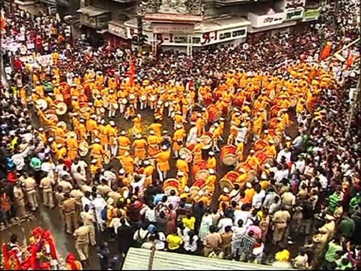 लक्ष्मी रोडवरुन मिरवणुका अलका चौकाच्या दिशेने मार्गस्थ झाल्या आहेत.