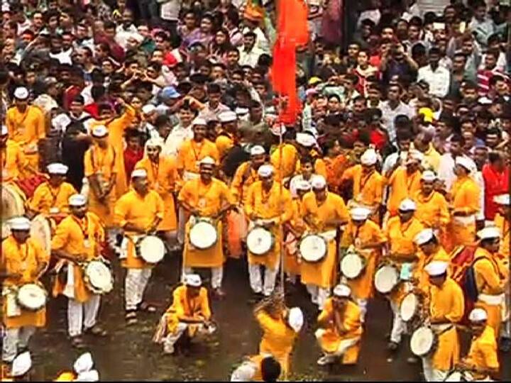 ढोल-ताशांच्या गजरात या मिरवणुका सुरु आहेत. रस्त्यावर चौकात भाविकांची मोठी गर्दी दिसून येत आहे.