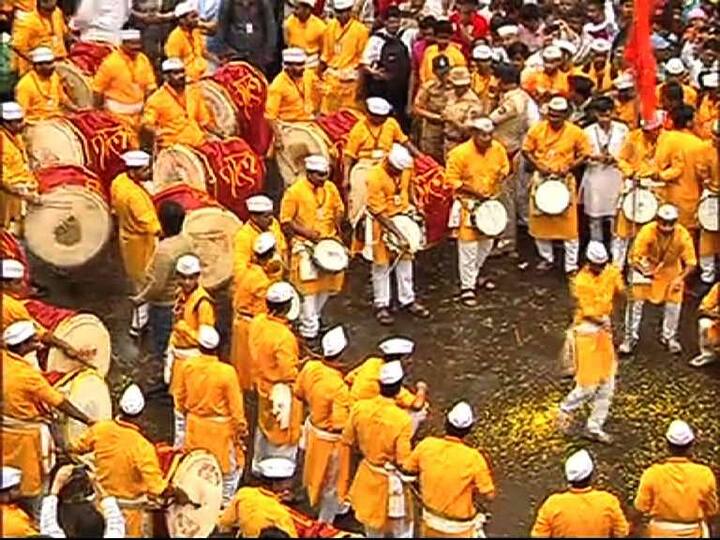 पुण्यातील मानाच्या गणपतींच्या विसर्जन मिरवणुकीचा थाट
