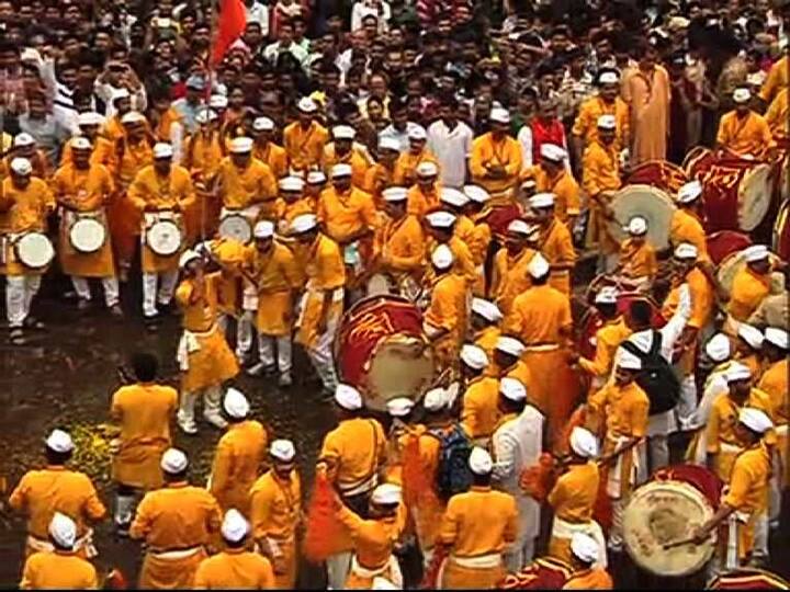 ढोल-ताशाच्या गजरापासून पांरपरिक बँडसह वैभवशाली मिरवणूक