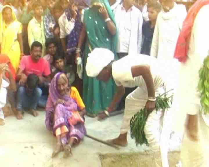 \'या\' गावातील लोकांचा विषारी नागासोबत खेळ!