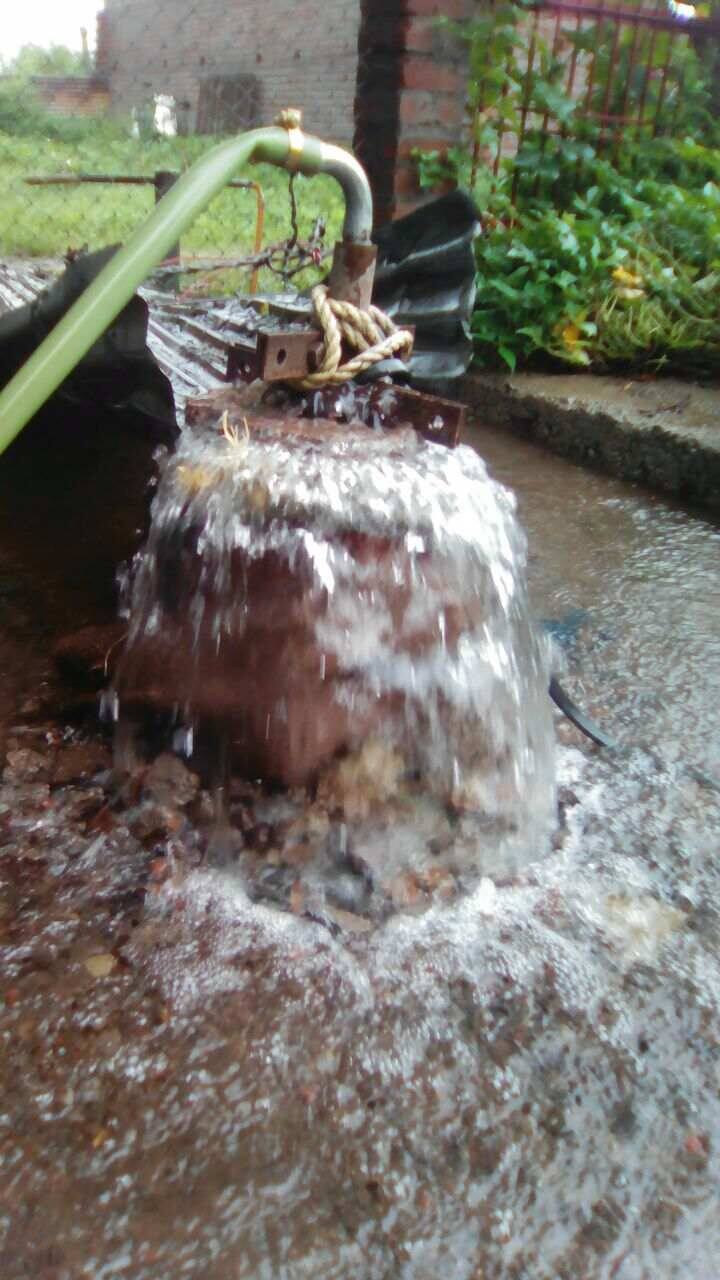 उस्मानाबादच्या बेट जवळगा गावात बोअरवेलमधून चक्क आपोआप पाणी येत आहे.