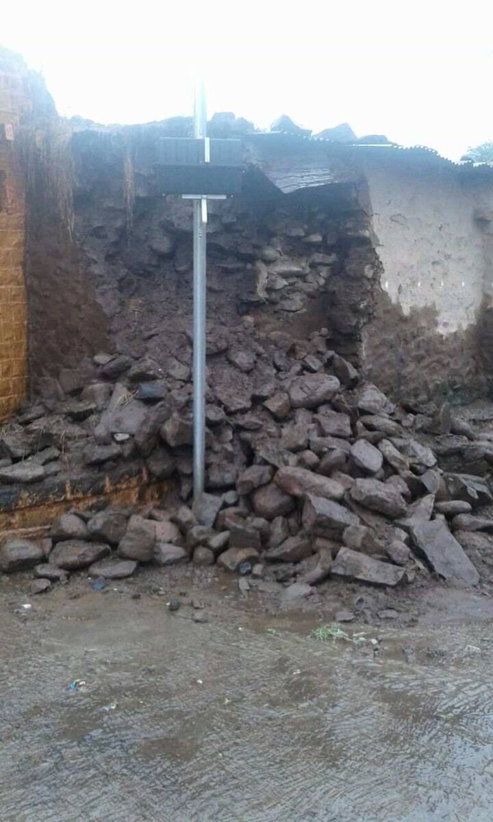 याशिवाय साकोळ ,पांढरवाडी, घरणी हे तिन्ही प्रकल्प 100 टक्के भरले आहेत. या प्रकल्पाखाली येणाऱ्या दहा गावांना सतर्कतेचा इशारा देण्यात आला आहे.