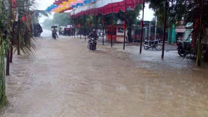 उस्मानाबादच्या त्रिकोळी गावात अतिवृष्टीमुळे अनेक घरांची पडझड झाली आहे. तर मुंबई-हैदराबाद राष्ट्रीय महामार्ग पाण्याखाली गेला आहे.