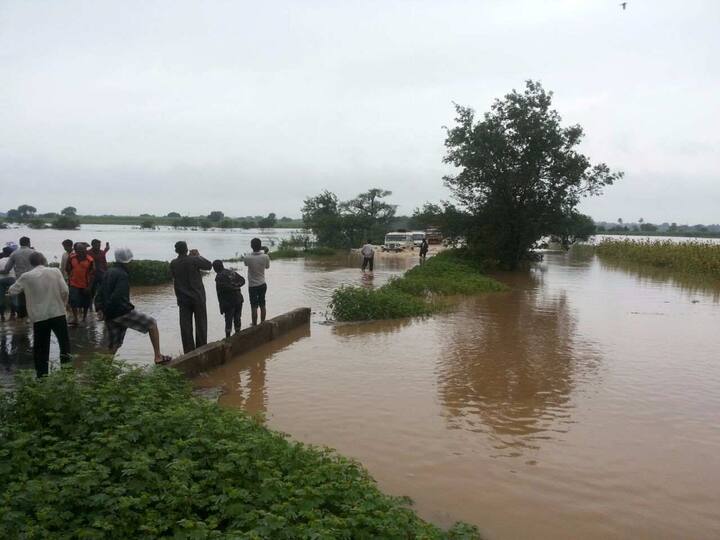 नांदेड जिल्ह्यातील शेवाडी गावात ढगफुटी झाली आहे. जिल्ह्यात तब्बल 221 मिलीमीटर पावसाची नोंद झाली आहे.
