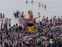 गिरगाव चौपाटीवर मुंबईच्या राजाला निरोप