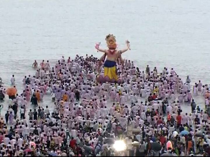 मुंबईत दिवसभर मुसळधार पावसामध्ये बाप्पाला निरोप दिला जात आहे.