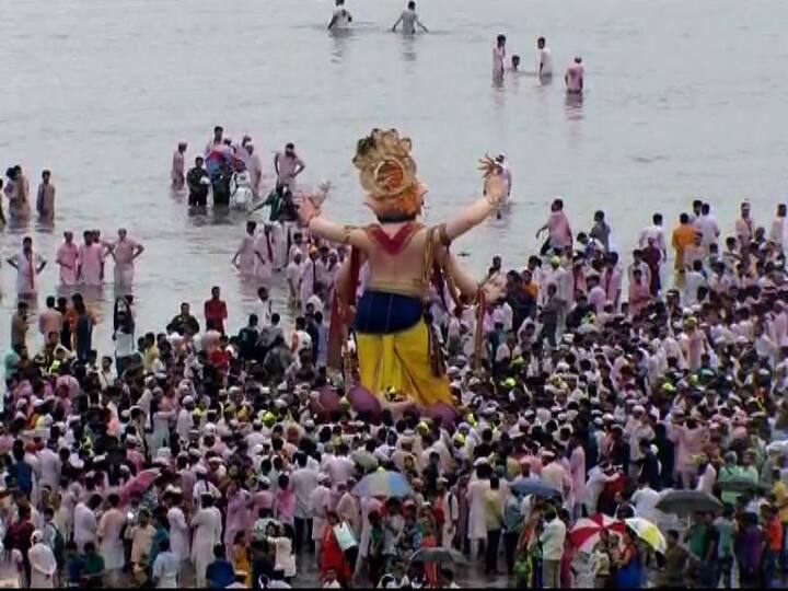 बाप्पाला निरोप देण्यासाठी मुंबईतील चौपाट्या गणेशभक्तांनी फुलल्या आहेत.