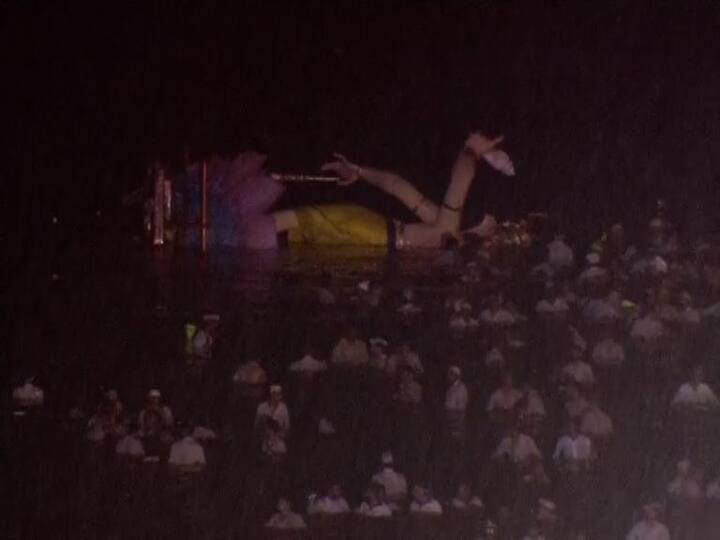 हजारो गणेशभक्तांनी तुफान पावसामध्ये लाडक्या राजाला निरोप दिला.