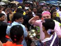 कपूर खानदानाची दादागिरी, पत्रकारांना मारहाण