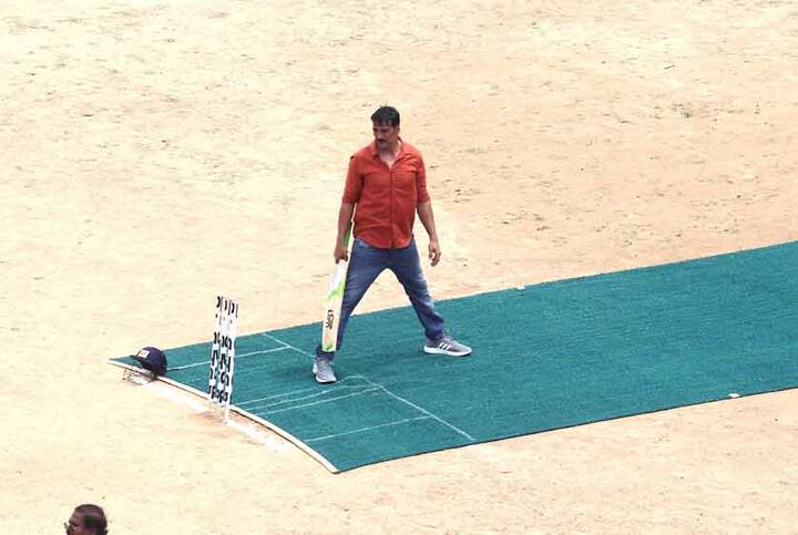 अक्षयने शूटिंगच्या ठिकाणी क्रिकेट खेळण्याची तयारी केली.