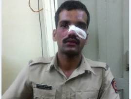 Police Constable Attacked By Three In Ganapati Miravnuk पुण्यात विसर्जन मिरवणुकीच्या गर्दीत कॉन्स्टेबलला मारहाण