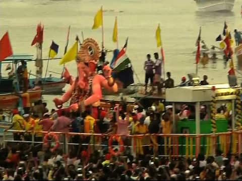 लालबागच्या राजाचं २१ तासांच्या मिरवणुकीनंतर गिरगाव चौपाटीवर विसर्जन लालबागच्या राजाचं २१ तासांच्या मिरवणुकीनंतर गिरगाव चौपाटीवर विसर्जन