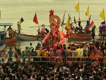 लालबागच्या राजाचं २१ तासांच्या मिरवणुकीनंतर गिरगाव चौपाटीवर विसर्जन