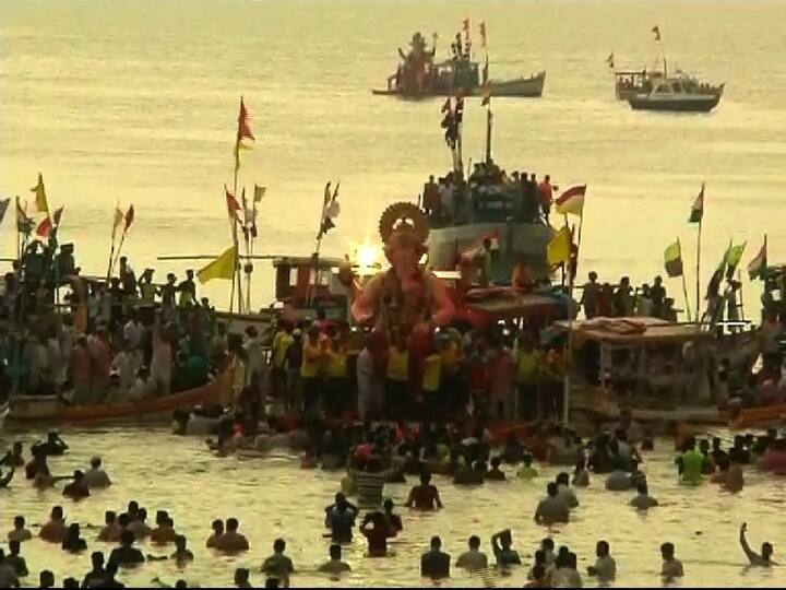 लालबागच्या राजाला निरोप देण्यासाठी भाविकांनी मोठ्या प्रमाणावर गर्दी केली होती. 