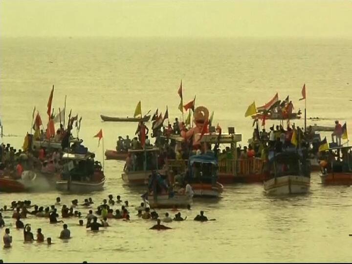 गिरगाव चौपाटीवर लालबागच्या राजाचं दर्शन घेण्यासाठी आणि निरोप देण्यासाठी भाविकांची मोठी गर्दी होती.
