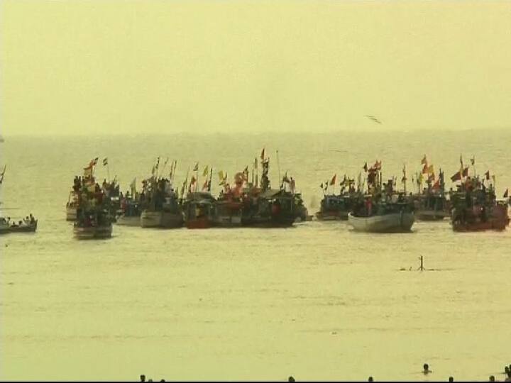सकाळी साडेसहा वाजण्याच्या सुमारास लालबागच्या राजाला तराफ्यावर चढवण्यात आलं. 
