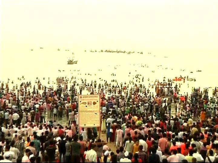 अलोट गर्दीत लालबागच्या राजाला निरोप देण्यात आला.