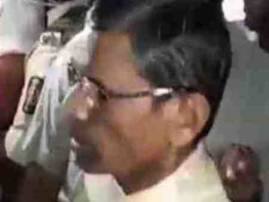 संतप्त मातेनं मंत्री विष्णू सवरांना दारातूनच हाकललं!