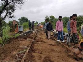 Railway Track Bent Again In Telangana तेलंगणातील रेल्वे ट्रॅक दुरुस्तीनंतर पुन्हा खचला, वाहतूक ठप्प