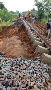 रेल्वे ट्रॅक दुरुस्तीनंतर पुन्हा खचला... 