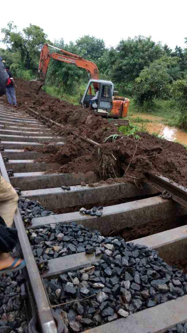 यामुळे या मार्गे जाणाऱ्या सर्व गाड्या रद्द करण्यात आल्या आहेत. 