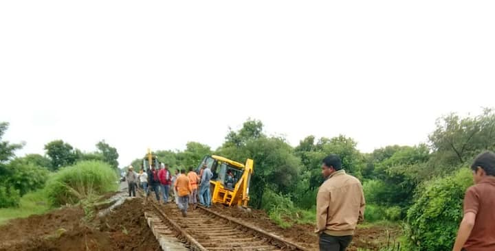 काल रात्री ट्रॅक दुरूस्त करण्यात आला होता. त्यानंतर चाचणीसाठी रेल्वे पाठवण्यात आली होती. त्याचवेळी हा ट्रॅक पुन्हा खचला.