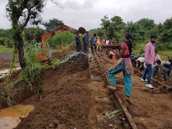 ट्रॅकखालील माती वाहून गेली आहे. त्यामुळे ट्रॅक दुरुस्ती करण्यास वेळ लागत आहे.