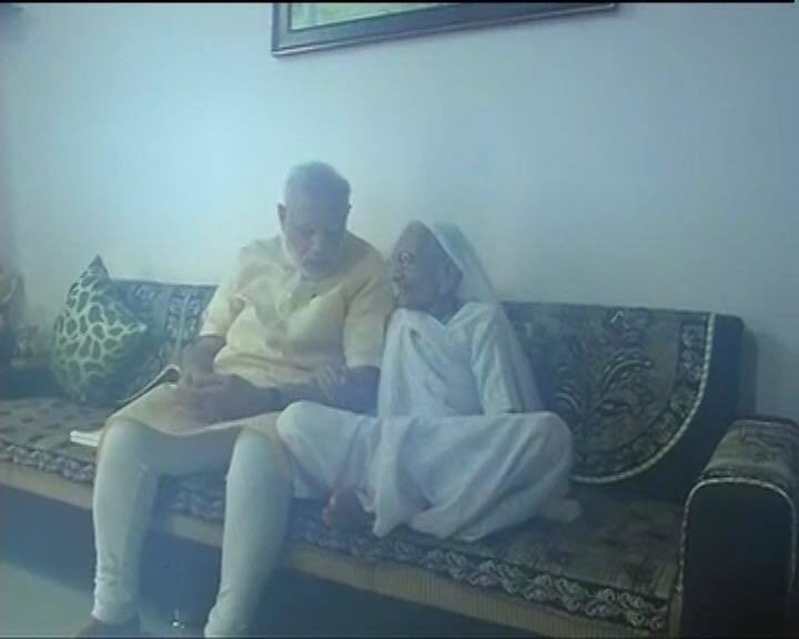 पंतप्रधानांच्या 66 व्या वाढदिवसानिमित्त राष्ट्रपती प्रणव मुखर्जी, उपराष्ट्रपती हमिद अंसारी यांनी मोदींना शुभेच्छा दिल्या. मोदींनी त्यांचे ट्विटरच्या माध्यमतून आभार मानले.