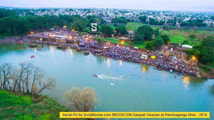 कोल्हापूरमध्ये पंचगंगेच्या काठावर अनंत चतुर्दशीला बाप्पांचं मोठ्या भक्तीभावानं विसर्जन करण्यात आलं. याचवेळी या विसर्जनसोहळ्याचे नयनरम्य असे दृश्य कॅमेऱ्यात टिपण्यात आले. (फोटो सौजन्य: विवेक जाधवर, कोल्हापूर)