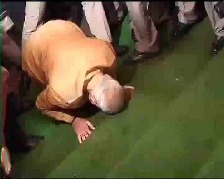 मोदी 20 मे 2014 रोजी संसदेत प्रवेश करण्यापूर्वी संसदेच्या पायऱ्यांवर नतमस्तक झाले. हा पंतप्रधानांच्या आयुष्यातील खास दिवस होता. हा दिवस जगभरात चर्चेचा विषय बनला.